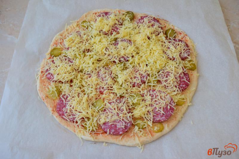 Фото приготовление рецепта: Пицца с грибами и маринованными огурцами шаг №4