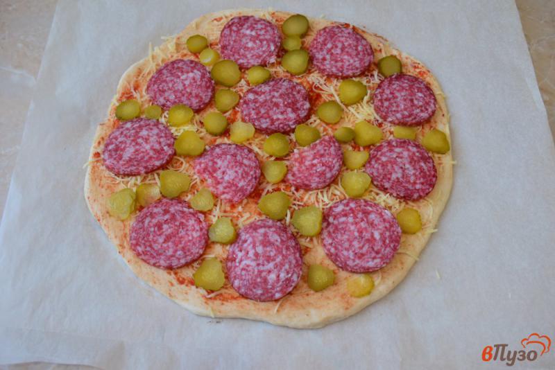 Фото приготовление рецепта: Пицца с грибами и маринованными огурцами шаг №3