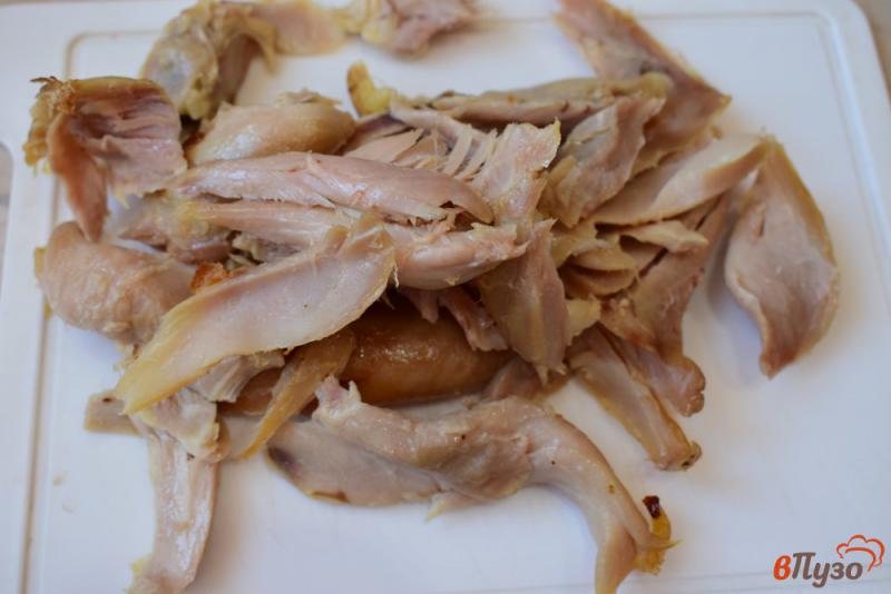 Фото приготовление рецепта: Салат с фасолью и копченой курицей шаг №2