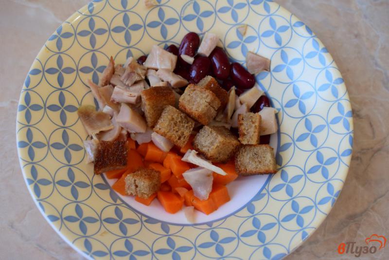 Фото приготовление рецепта: Салат с фасолью и копченой курицей шаг №4