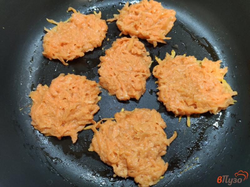 Фото приготовление рецепта: Сладкие морковные драники шаг №4