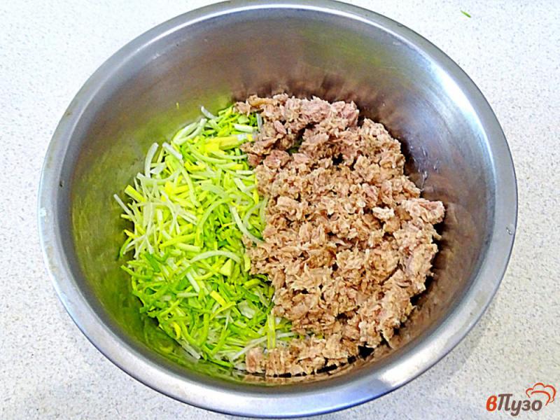 Фото приготовление рецепта: Салат с тунцом и пореем шаг №2