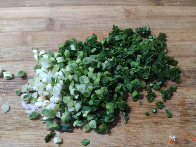 Фото приготовление рецепта: Салат из зимних овощей с зелёным луком шаг №3