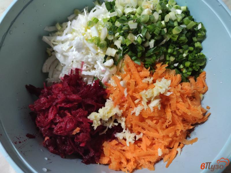Фото приготовление рецепта: Салат из зимних овощей с зелёным луком шаг №5