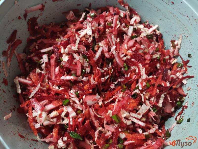 Фото приготовление рецепта: Салат из зимних овощей с зелёным луком шаг №6