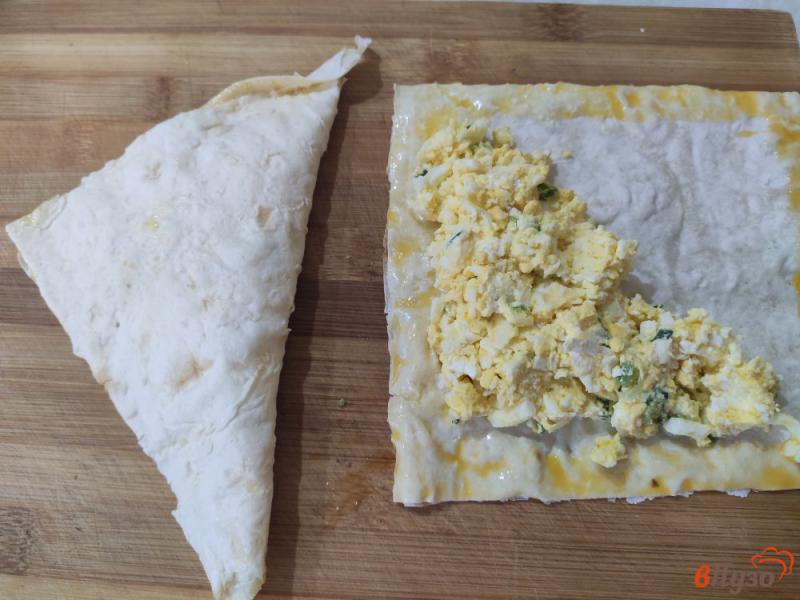 Фото приготовление рецепта: Треугольники из лаваша с яйцом и фетой шаг №5