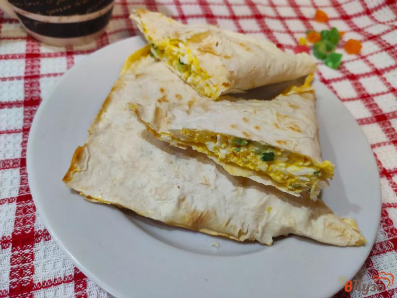 Фото приготовление рецепта: Треугольники из лаваша с яйцом и фетой шаг №7
