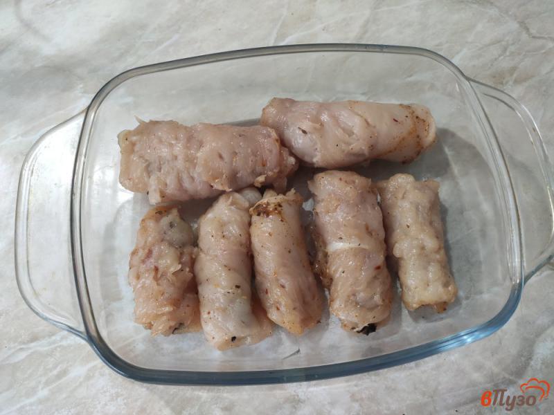 Фото приготовление рецепта: Рулетики из куриного филе с черносливом шаг №6