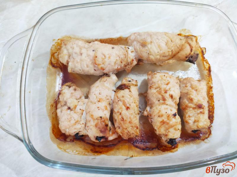 Фото приготовление рецепта: Рулетики из куриного филе с черносливом шаг №7