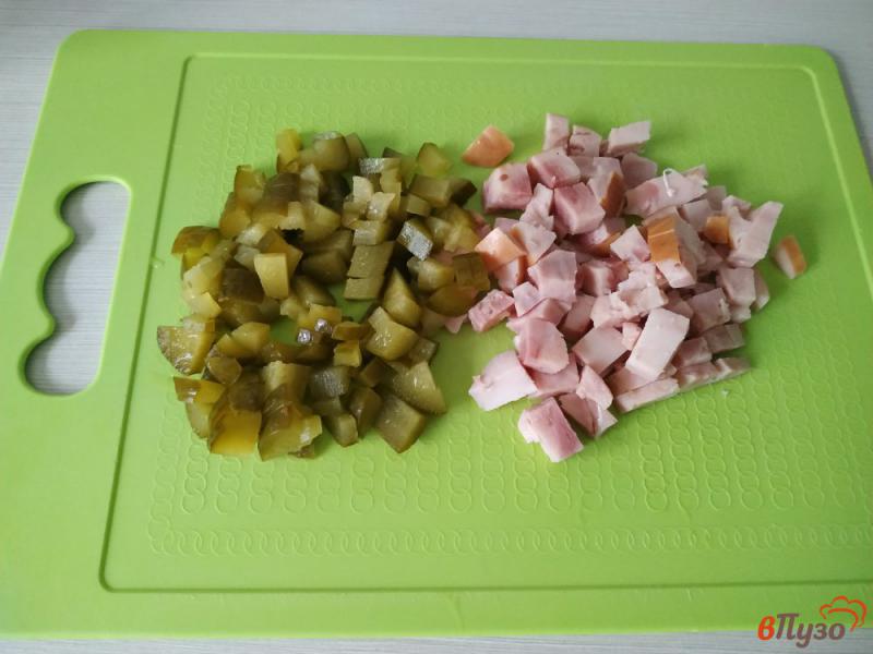 Фото приготовление рецепта: Салат оливье с куриной ветчиной без горошка шаг №2