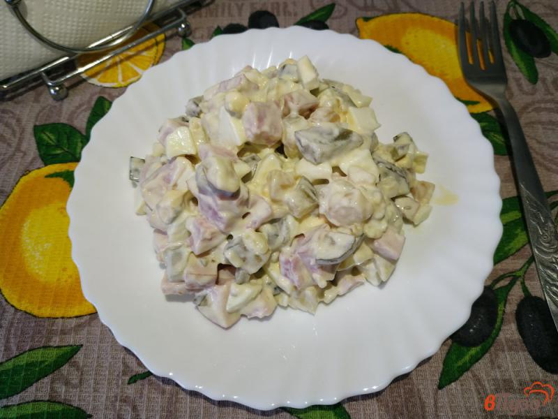 Фото приготовление рецепта: Салат оливье с куриной ветчиной без горошка шаг №4