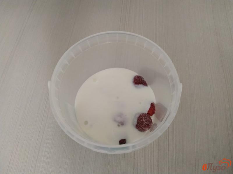 Фото приготовление рецепта: Смузи на йогурте с бананом и клубникой шаг №4