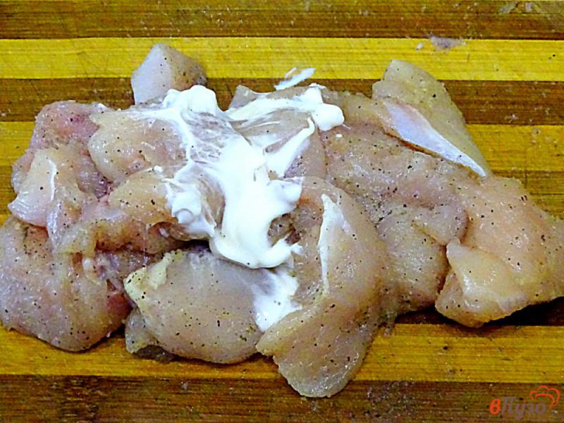 Фото приготовление рецепта: Сочная куриная грудка запеченная в духовке шаг №3