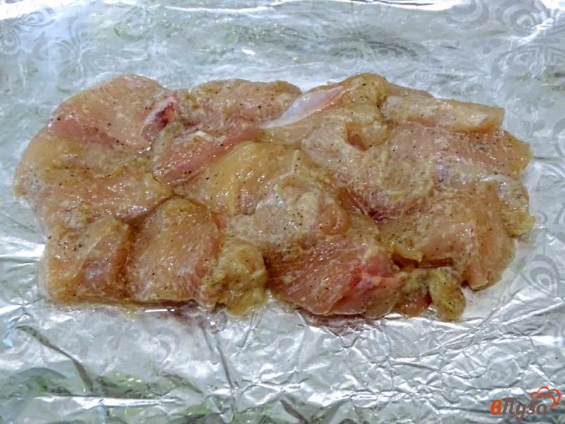 Фото приготовление рецепта: Сочная куриная грудка запеченная в духовке шаг №4
