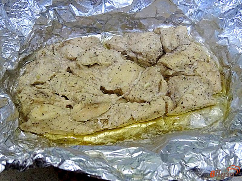 Фото приготовление рецепта: Сочная куриная грудка запеченная в духовке шаг №7