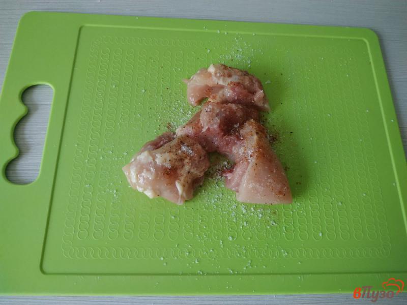 Фото приготовление рецепта: Запечённая капуста с куриным мясом в горшочке шаг №1