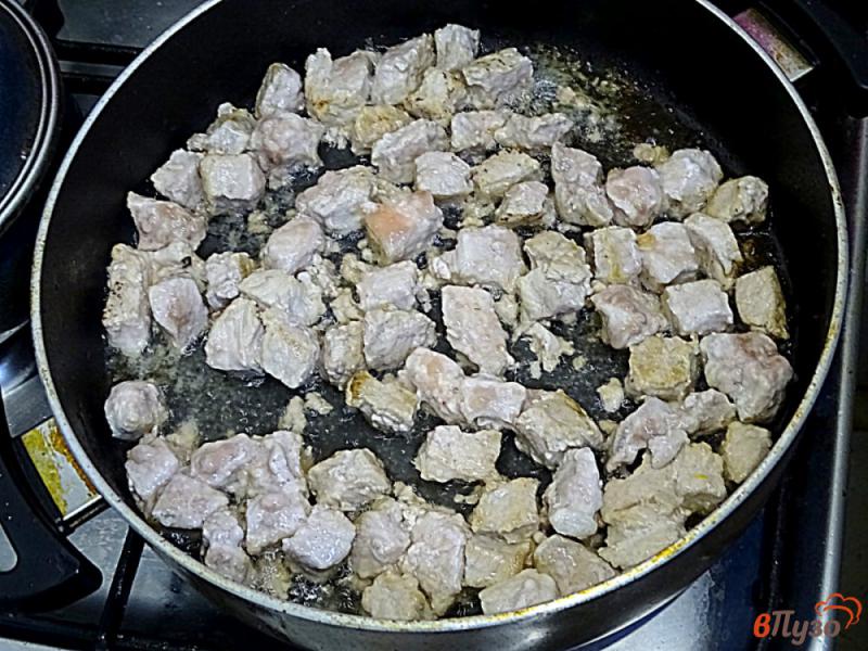 Фото приготовление рецепта: Плов из свинины в сотейнике на плите шаг №4