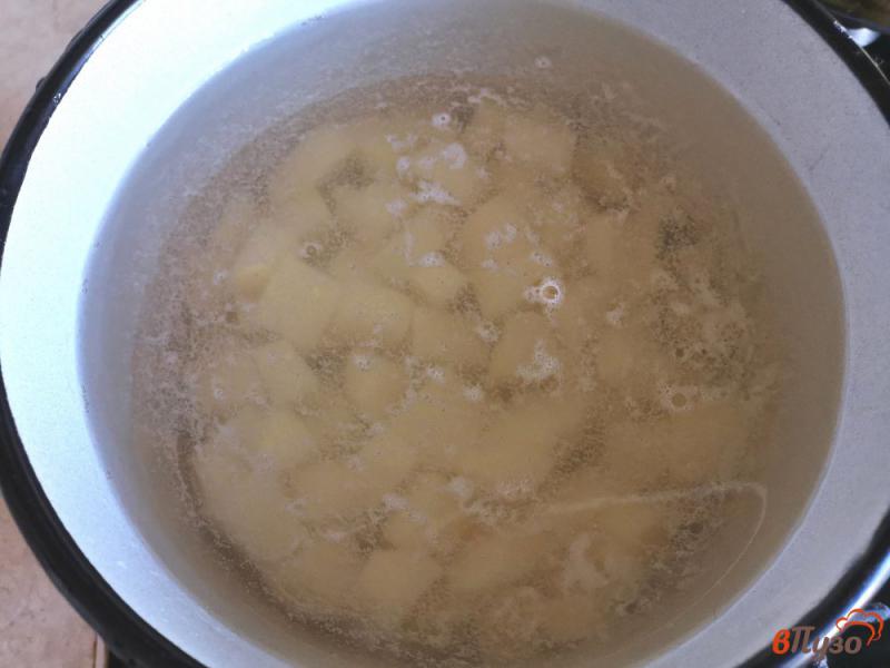 Фото приготовление рецепта: Суп с плавленным сыром шаг №2