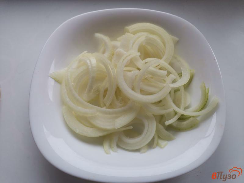Фото приготовление рецепта: Филе пангасиуса запечённое с овощами и лимоном шаг №2