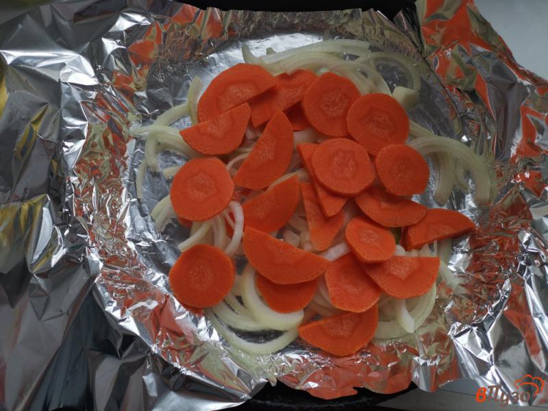 Фото приготовление рецепта: Филе пангасиуса запечённое с овощами и лимоном шаг №4