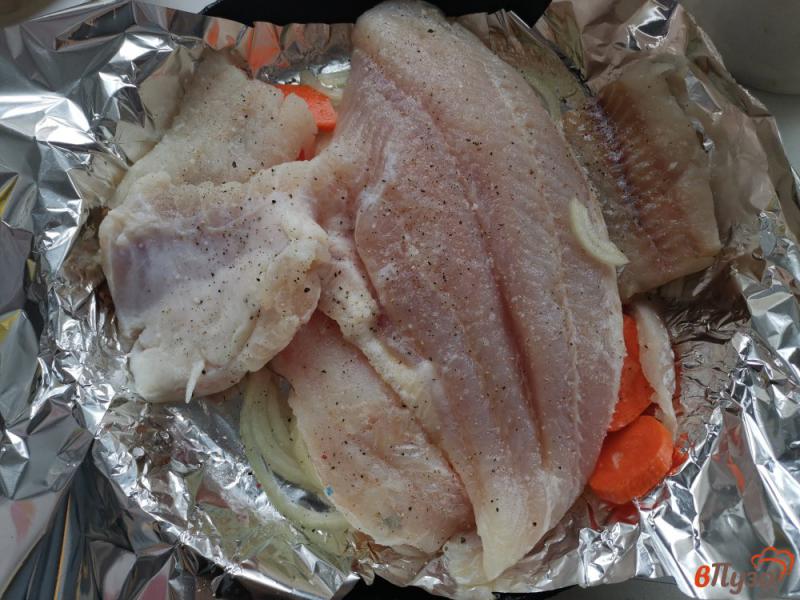 Фото приготовление рецепта: Филе пангасиуса запечённое с овощами и лимоном шаг №5