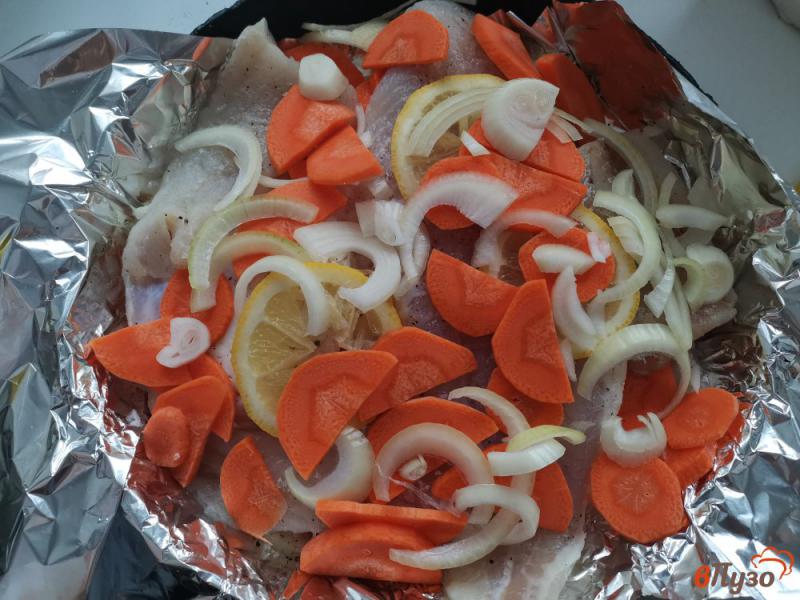 Фото приготовление рецепта: Филе пангасиуса запечённое с овощами и лимоном шаг №7