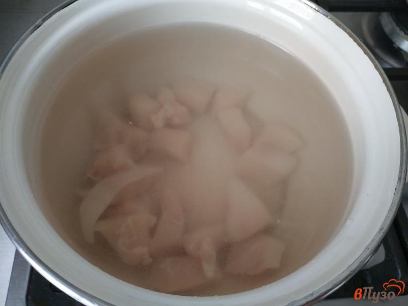 Фото приготовление рецепта: Гречневый суп с куриным филе и шампиньонами шаг №1