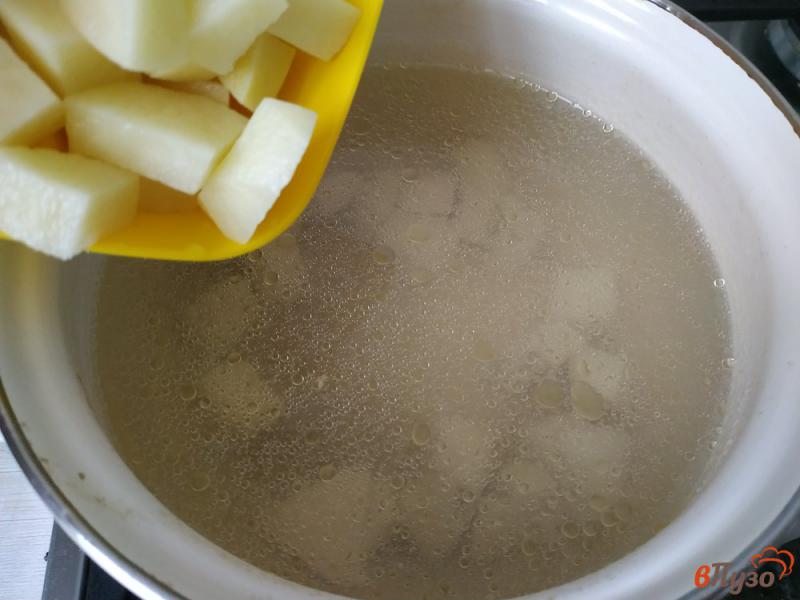 Фото приготовление рецепта: Гречневый суп с куриным филе и шампиньонами шаг №2