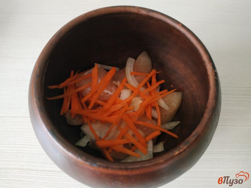 Фото приготовление рецепта: Рис с мясом и томатным соком в горшочке шаг №4