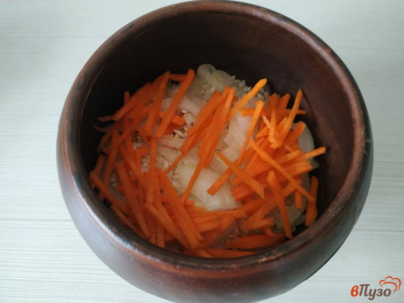 Фото приготовление рецепта: Рис с мясом и томатным соком в горшочке шаг №6