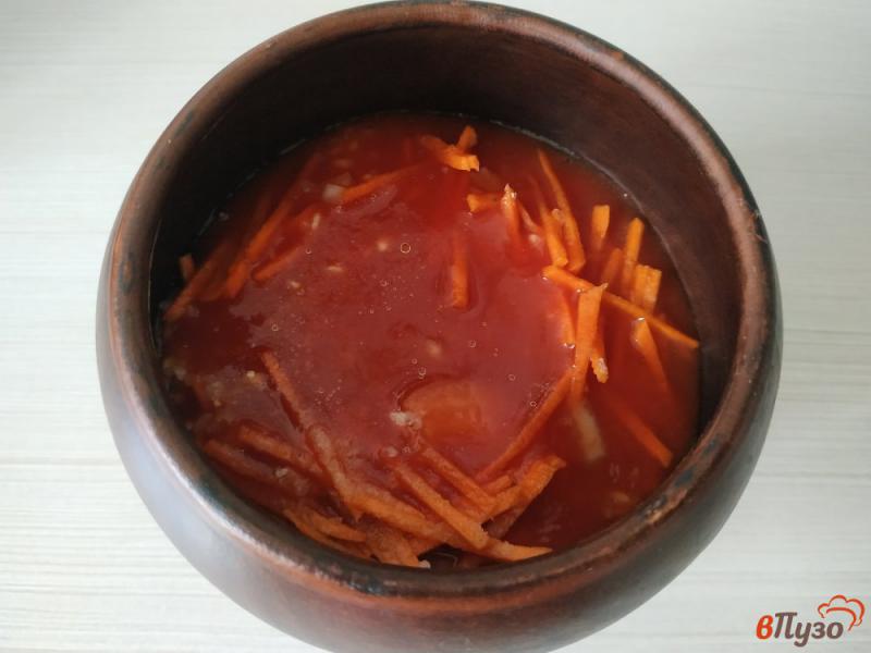 Фото приготовление рецепта: Рис с мясом и томатным соком в горшочке шаг №7