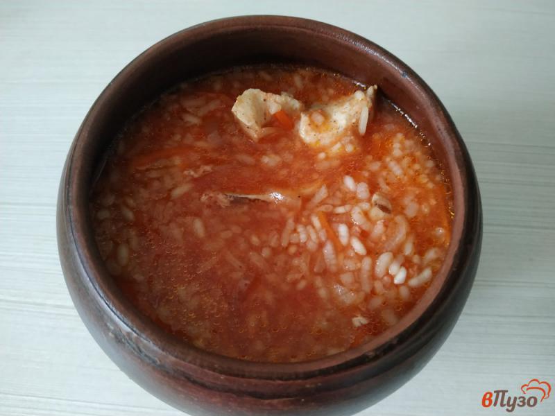 Фото приготовление рецепта: Рис с мясом и томатным соком в горшочке шаг №9