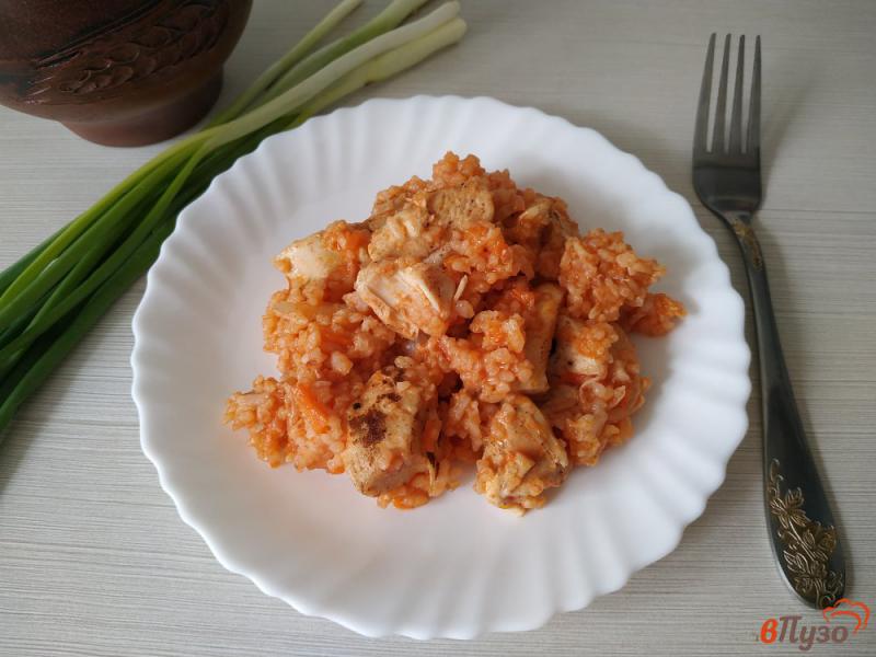 Фото приготовление рецепта: Рис с мясом и томатным соком в горшочке шаг №11
