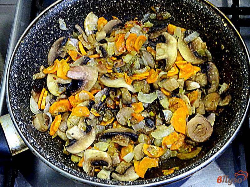Фото приготовление рецепта: Солянка грибная со свежей и квашеной капустой шаг №6