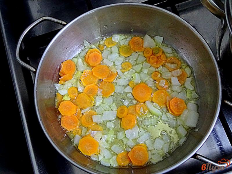 Фото приготовление рецепта: Суп грибной с плавленым сыром, сливками и вермишелью шаг №6