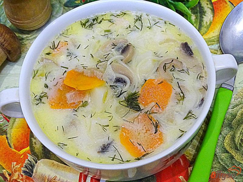 Фото приготовление рецепта: Суп грибной с плавленым сыром, сливками и вермишелью шаг №9