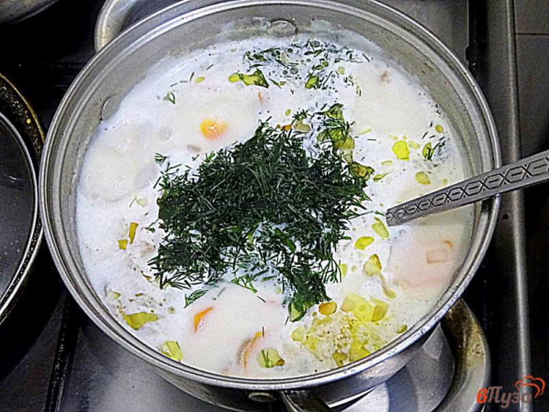 Фото приготовление рецепта: Суп грибной с плавленым сыром, сливками и вермишелью шаг №8