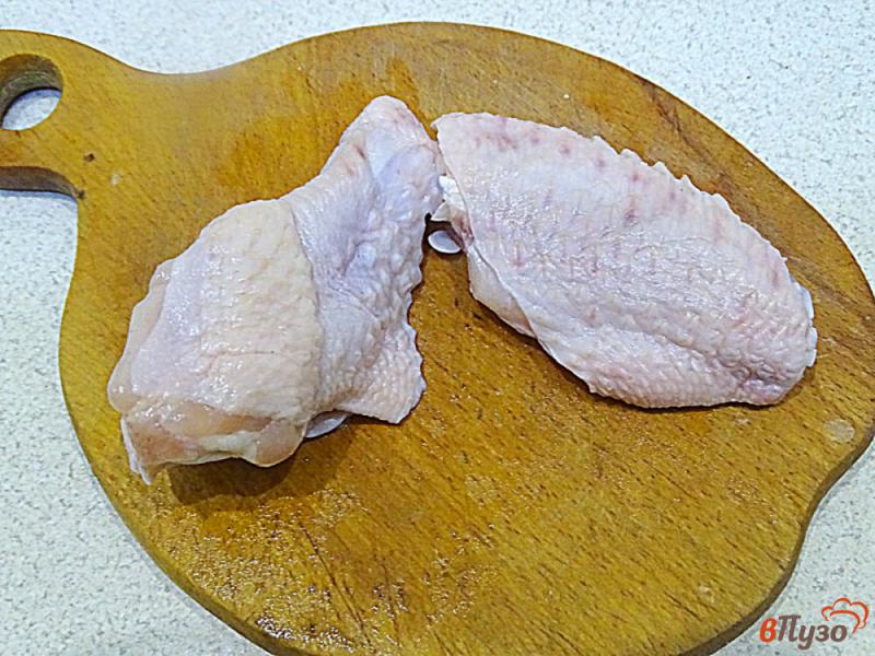 Фото приготовление рецепта: Картофель с куриными крыльями в духовке шаг №1