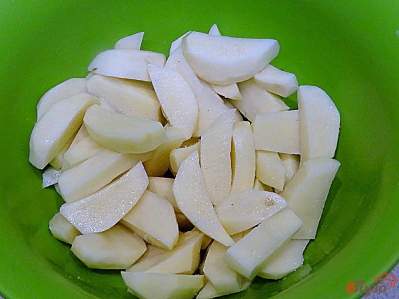 Фото приготовление рецепта: Картофель с куриными крыльями в духовке шаг №4