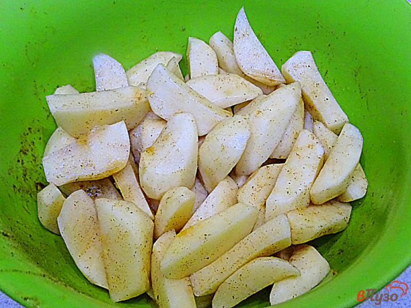 Фото приготовление рецепта: Картофель с куриными крыльями в духовке шаг №5