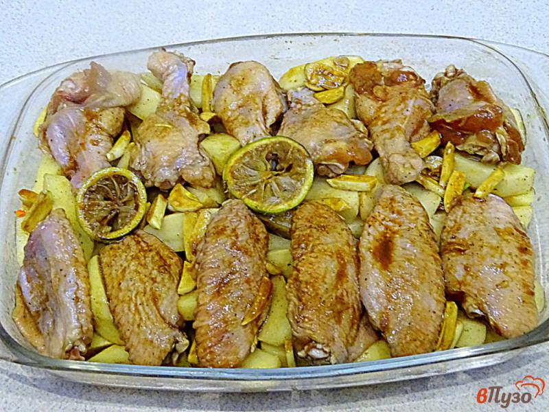 Фото приготовление рецепта: Картофель с куриными крыльями в духовке шаг №7