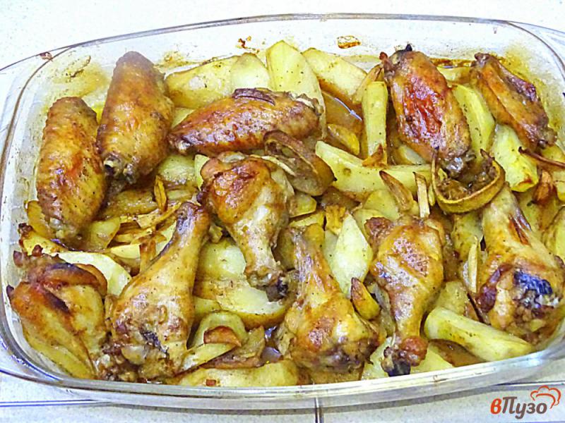 Фото приготовление рецепта: Картофель с куриными крыльями в духовке шаг №8