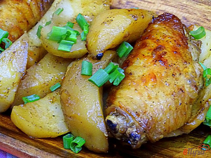 Фото приготовление рецепта: Картофель с куриными крыльями в духовке шаг №9