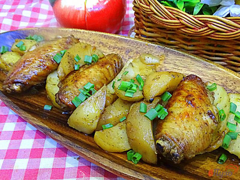 Фото приготовление рецепта: Картофель с куриными крыльями в духовке шаг №10