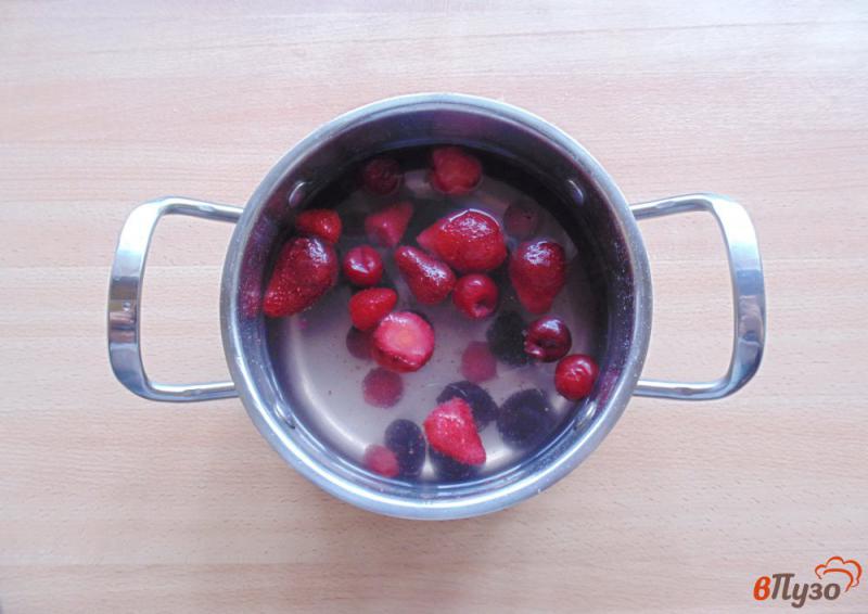 Фото приготовление рецепта: Кисель с черносливом и ягодами шаг №4