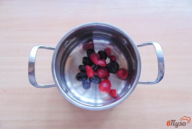 Фото приготовление рецепта: Кисель с черносливом и ягодами шаг №2