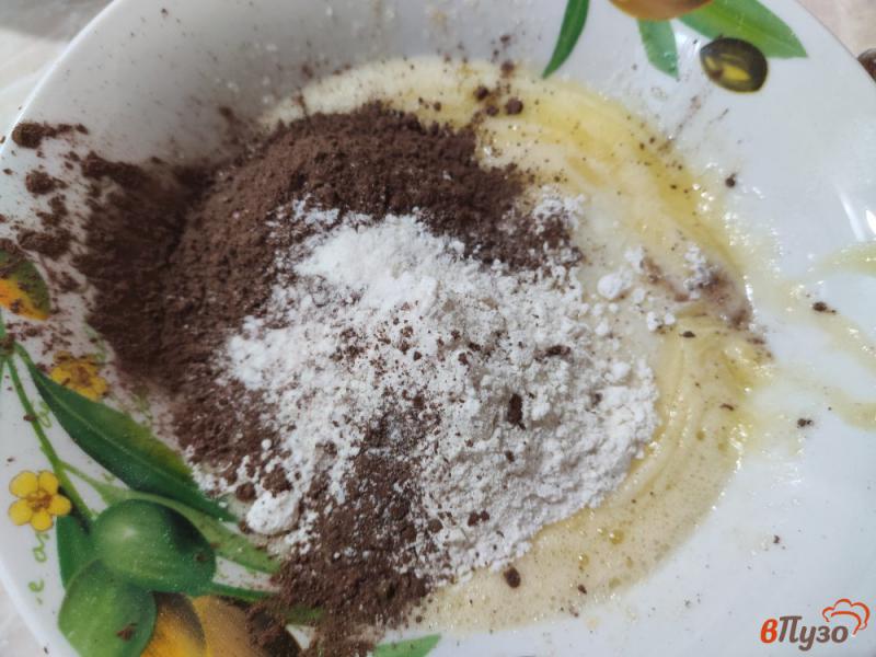 Фото приготовление рецепта: Шоколадный кекс в кружке шаг №4