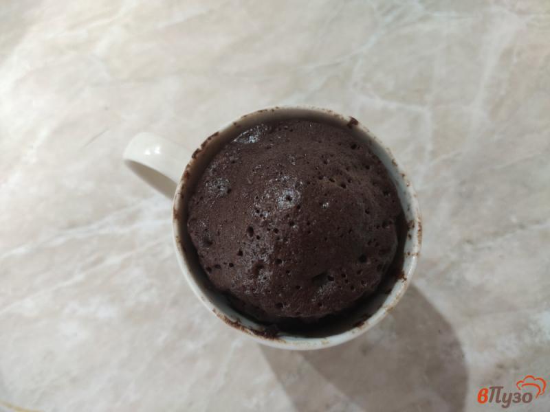 Фото приготовление рецепта: Шоколадный кекс в кружке шаг №6
