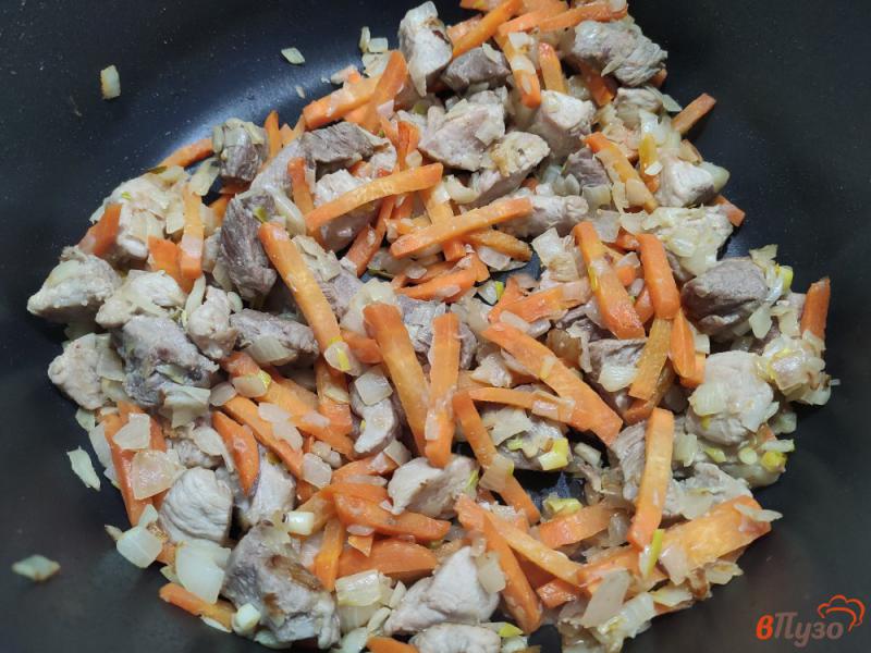 Фото приготовление рецепта: Картофель со свининой и солёным огурцом шаг №3