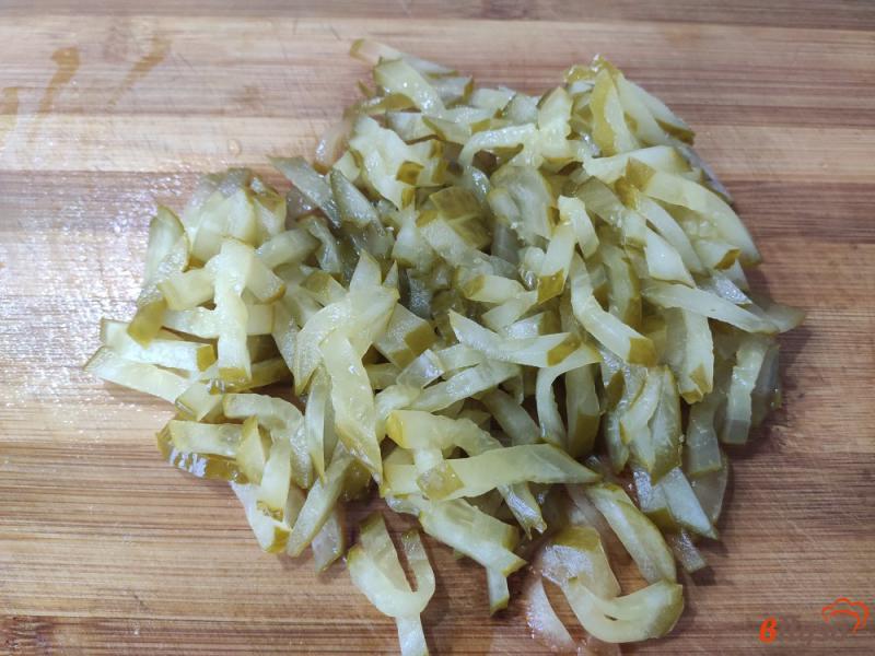 Фото приготовление рецепта: Картофель со свининой и солёным огурцом шаг №4